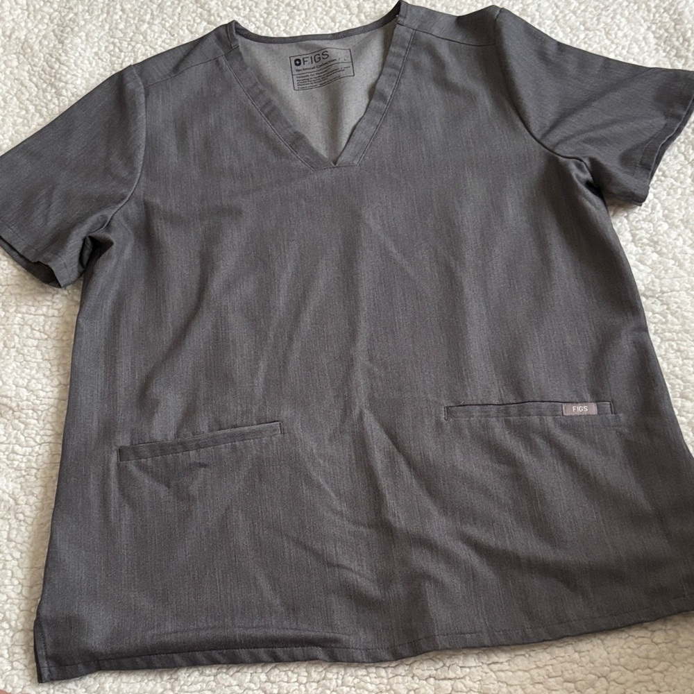 FIGS Women’s CASMA V-Neck Scrub Top - Graphite Grey